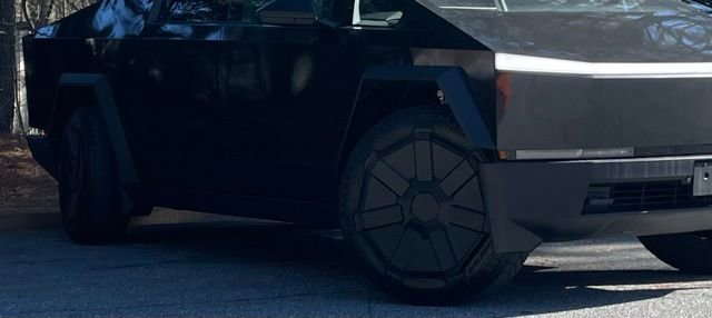 Used 2025 Tesla Cybertruck 2WD Crew Cab image 11
