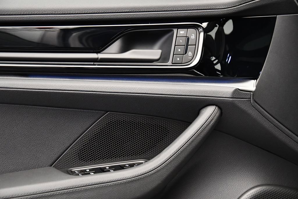 Used 2025 Porsche Panamera image 35