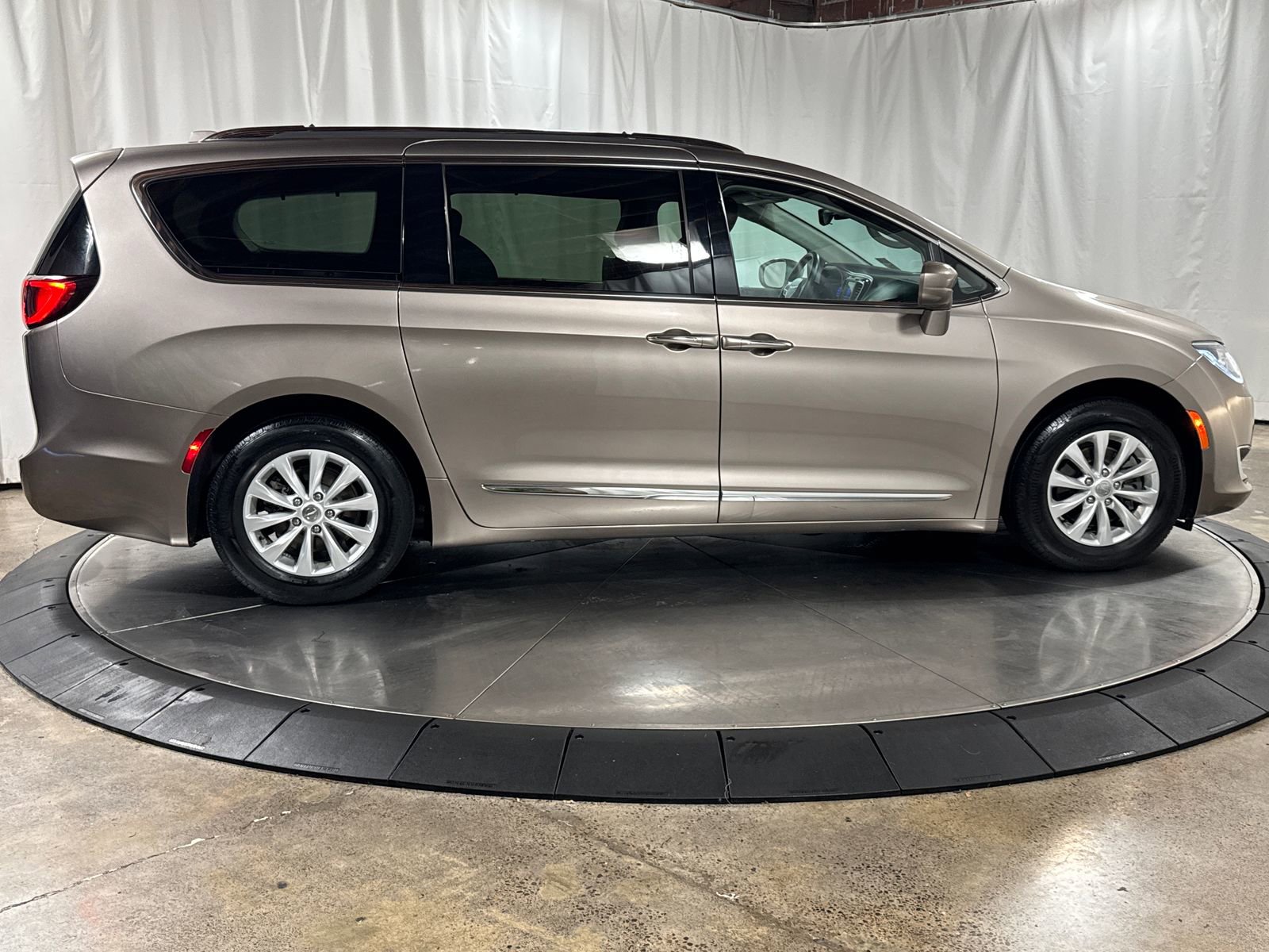 Used 2018 Chrysler Pacifica Touring-L FWD image 6