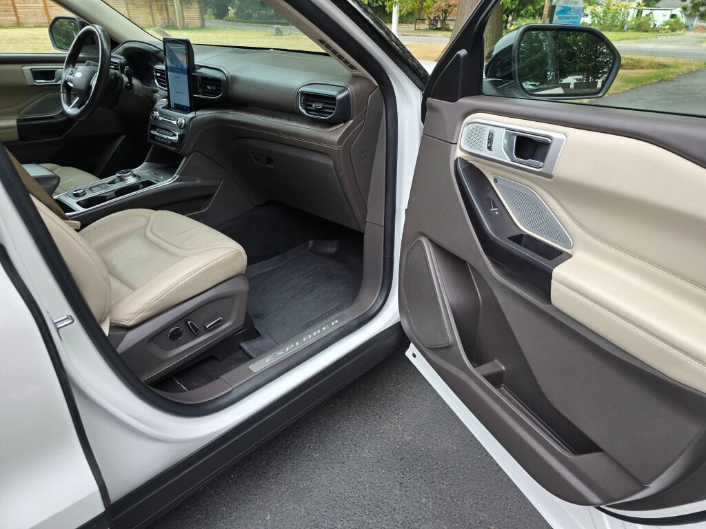 Used 2020 Ford Explorer Platinum w/ Premium Technology Package image 12