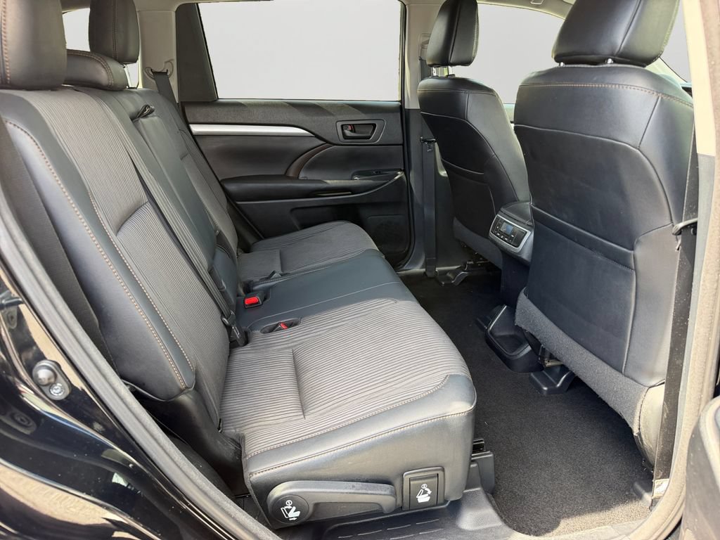 Used 2017 Toyota Highlander Plus FWD image 9