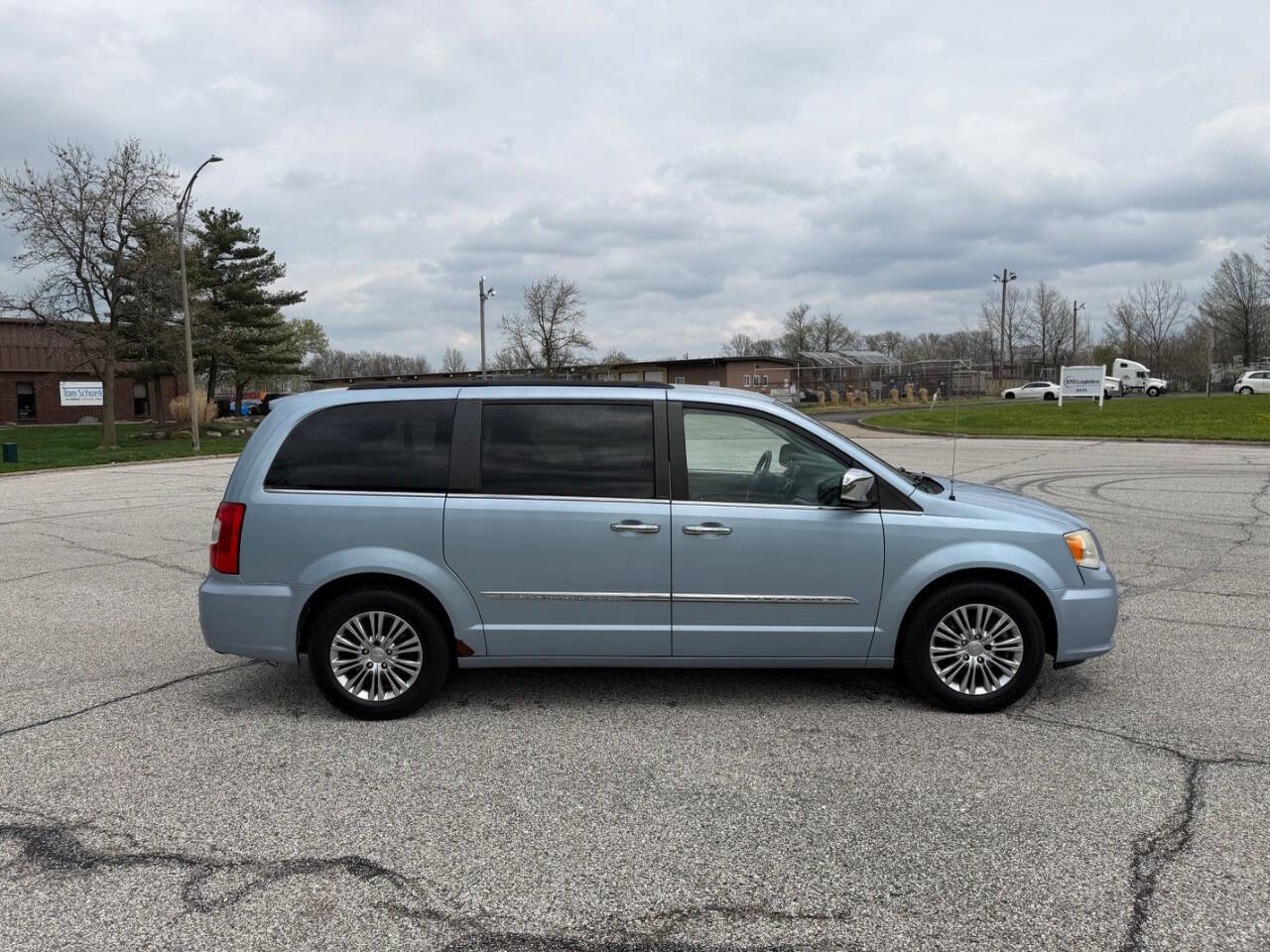 Used 2013 Chrysler Town & Country Touring-L w/ Driver Convenience Group FWD image 5