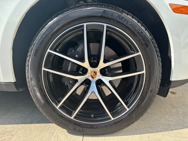 Certified 2025 Porsche Macan image 15