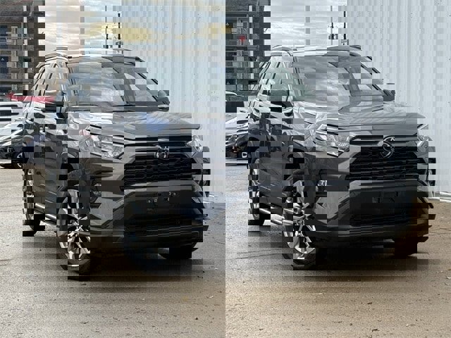 Used 2021 Toyota RAV4 XLE Premium image 2