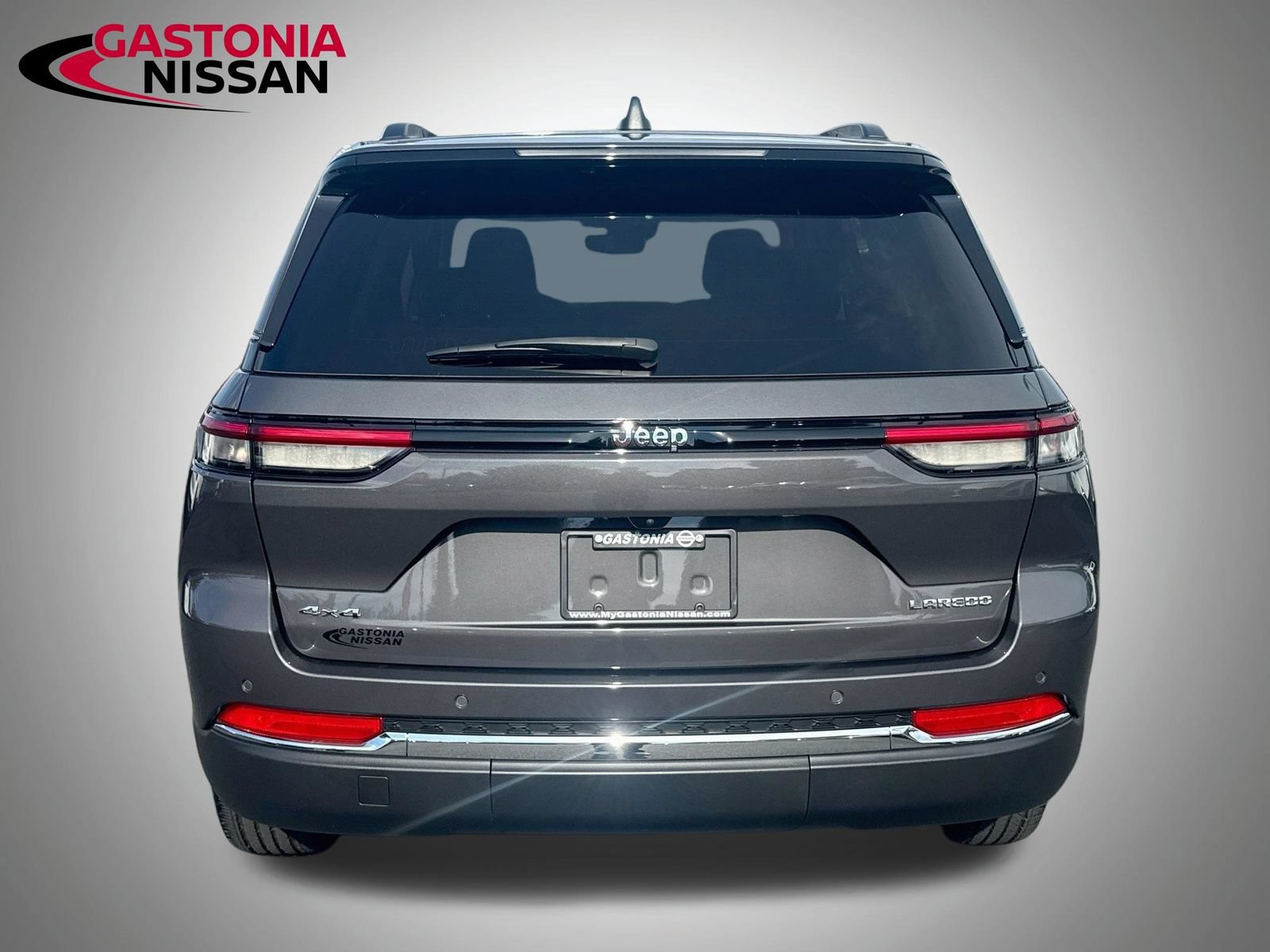 Used 2023 Jeep Grand Cherokee Laredo AWD/4WD image 7