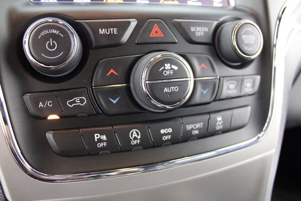 Used 2018 Jeep Grand Cherokee Limited image 24