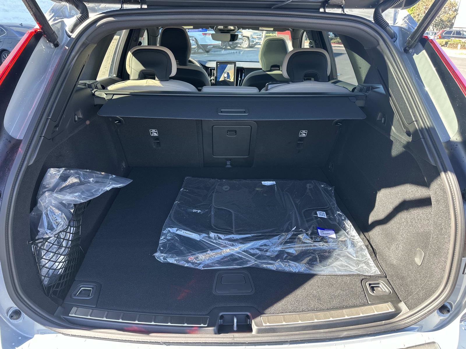 New 2026 Volvo XC60 T8 Plus w/ Climate Package AWD/4WD image 18