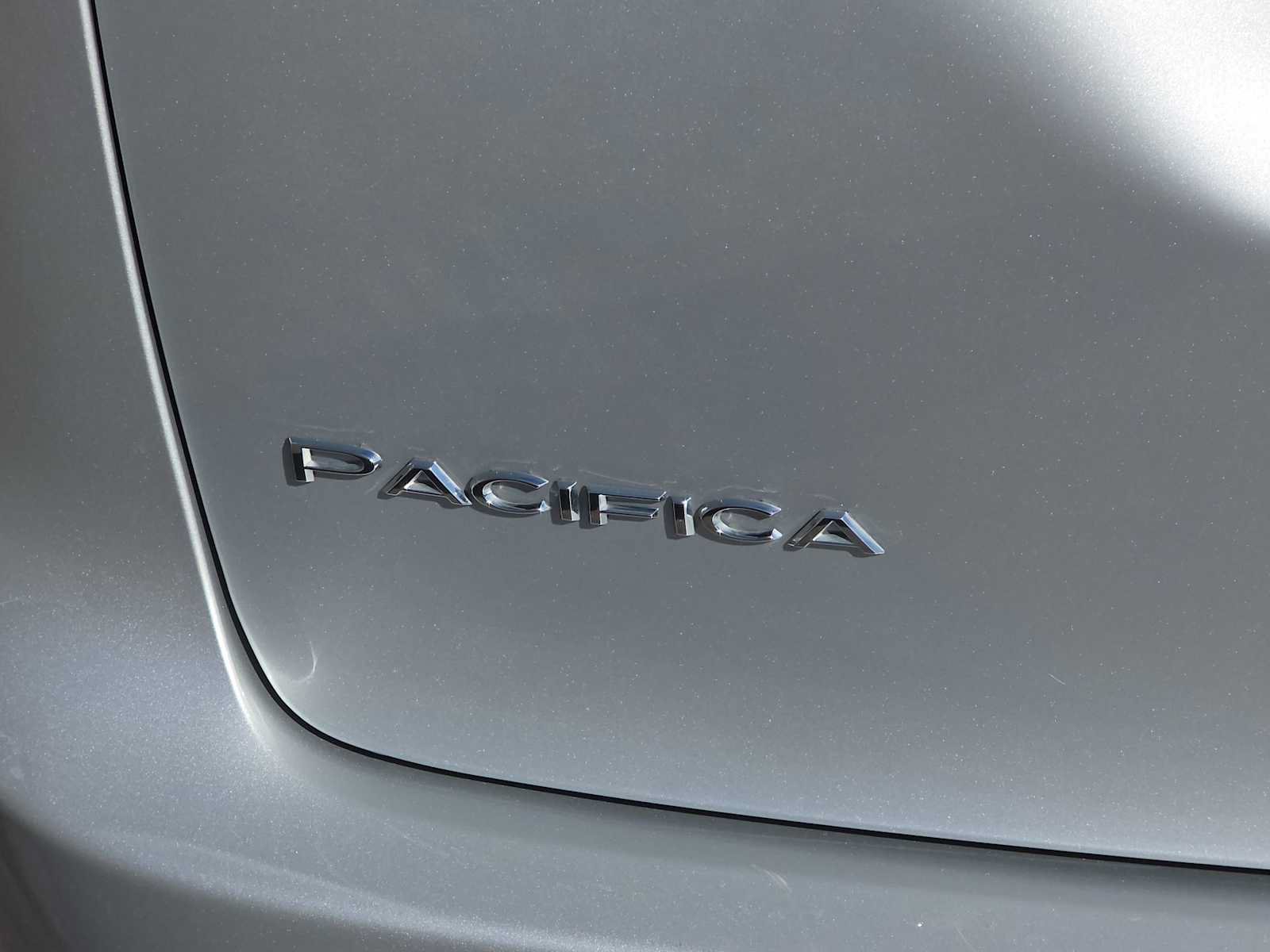 Used 2024 Chrysler Pacifica Limited FWD image 11