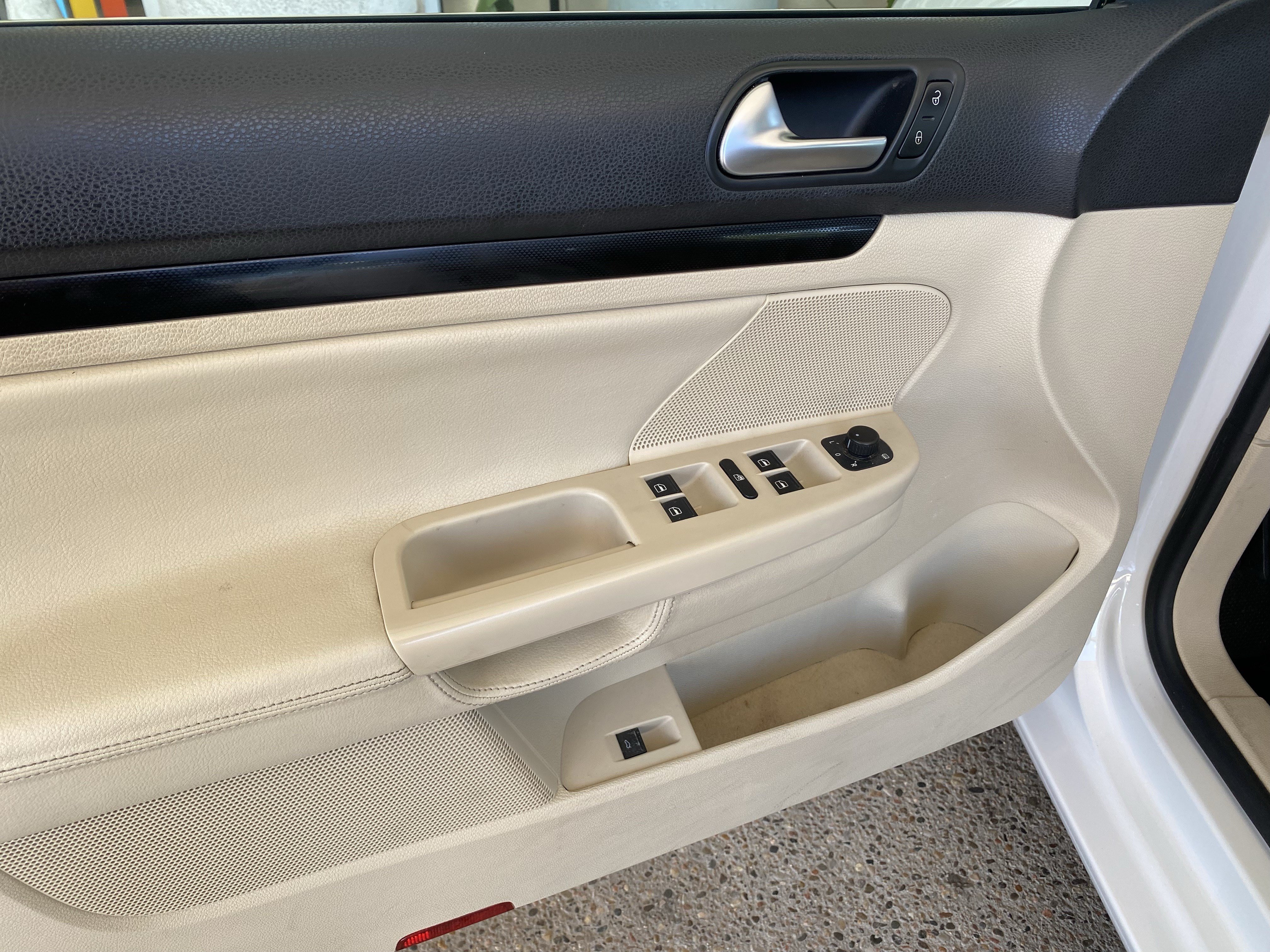 Used 2011 Volkswagen Jetta TDI FWD image 11