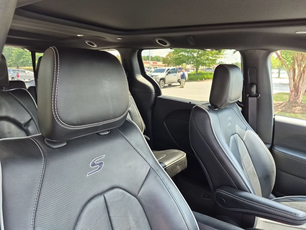 Used 2025 Chrysler Pacifica Limited FWD image 33