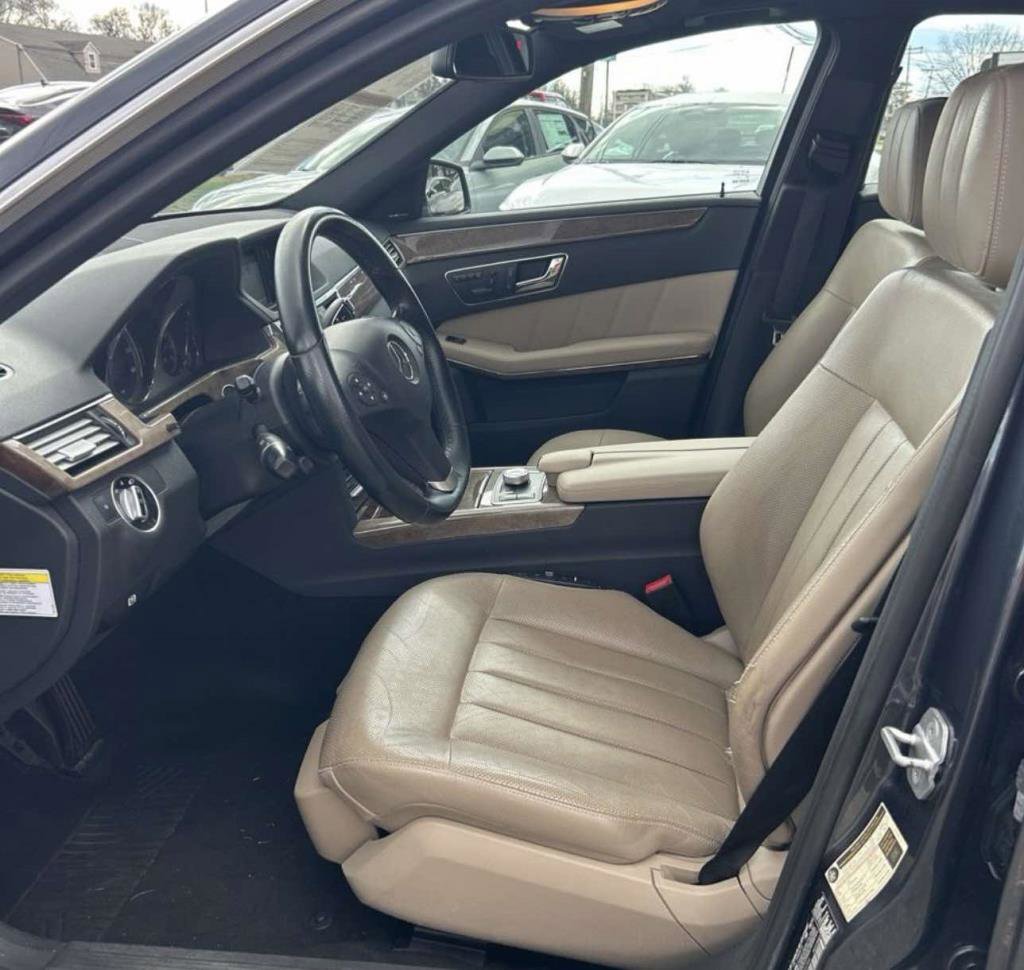 Used 2011 Mercedes-Benz E 550 4MATIC Sedan image 2