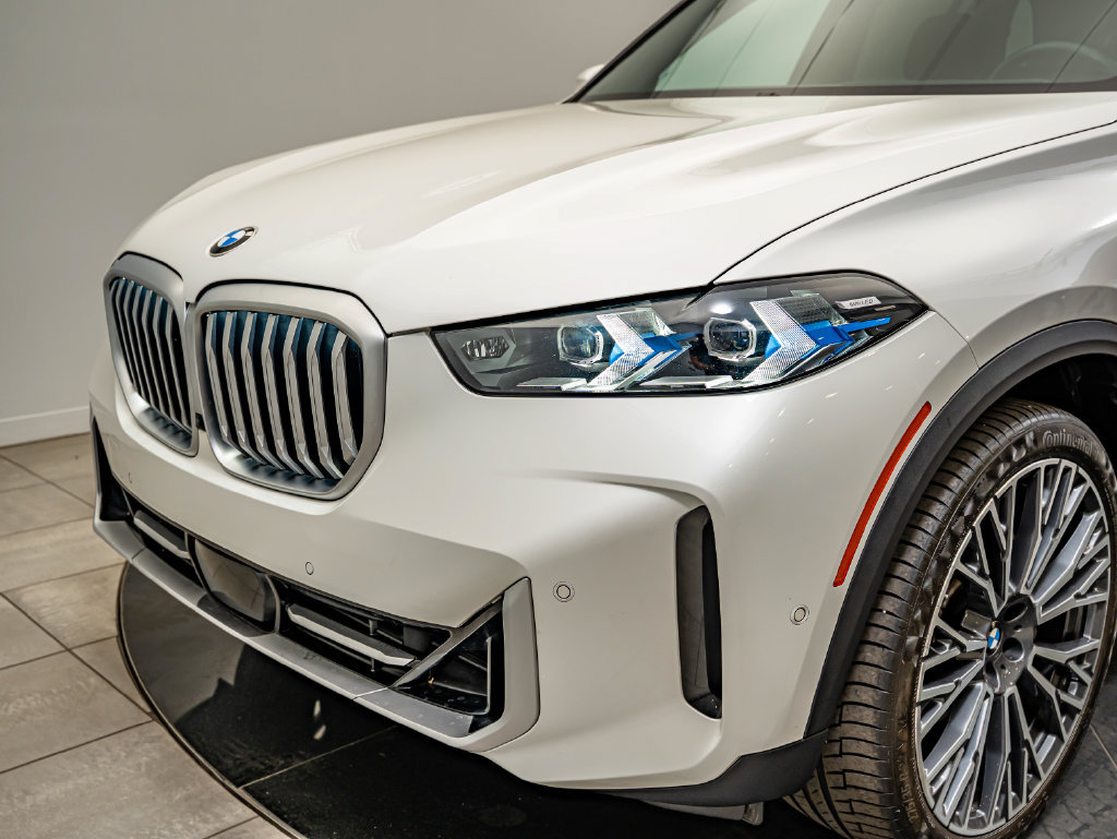 Used 2024 BMW X5 xDrive40i w/ Premium Package AWD/4WD image 3