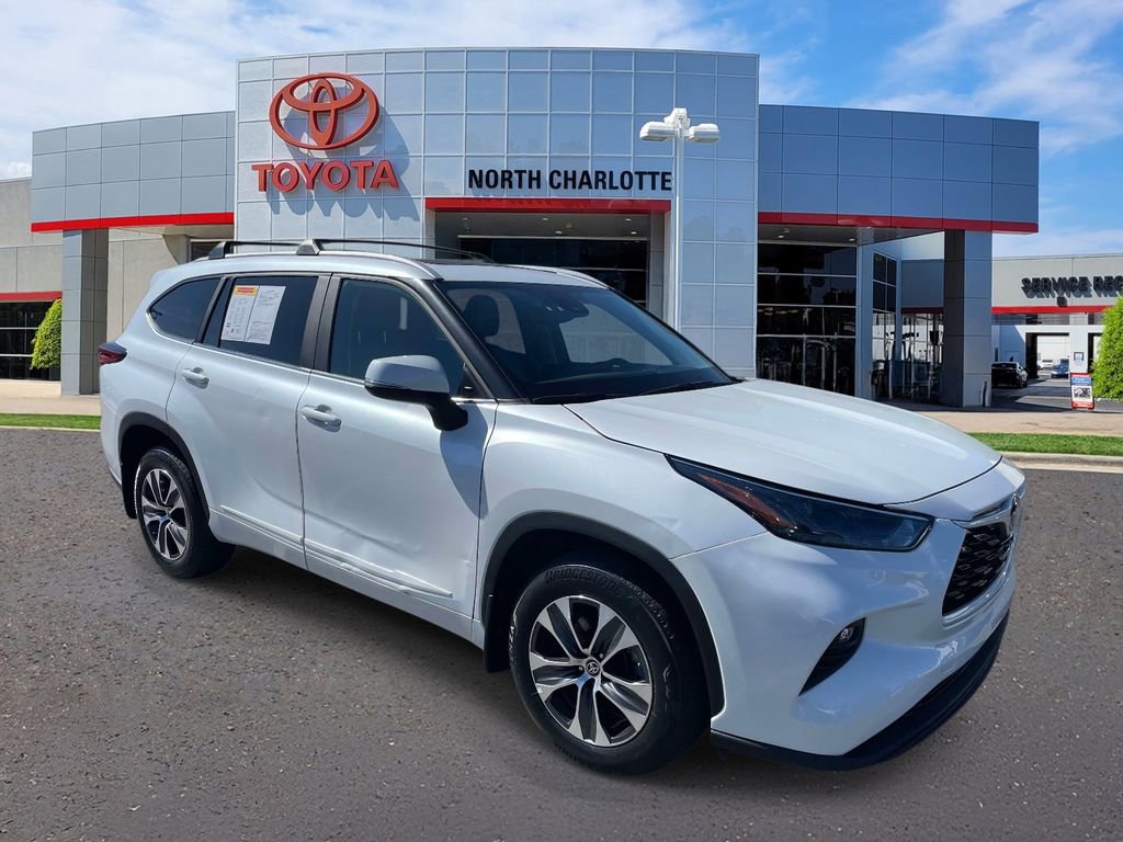 Used 2023 Toyota Highlander XLE AWD/4WD image 3