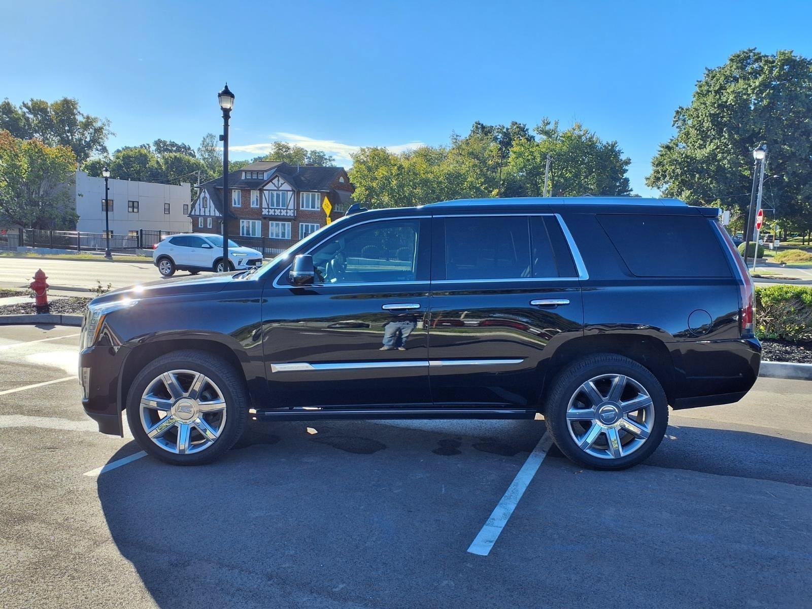 Used 2019 Cadillac Escalade Premium Luxury AWD/4WD image 32