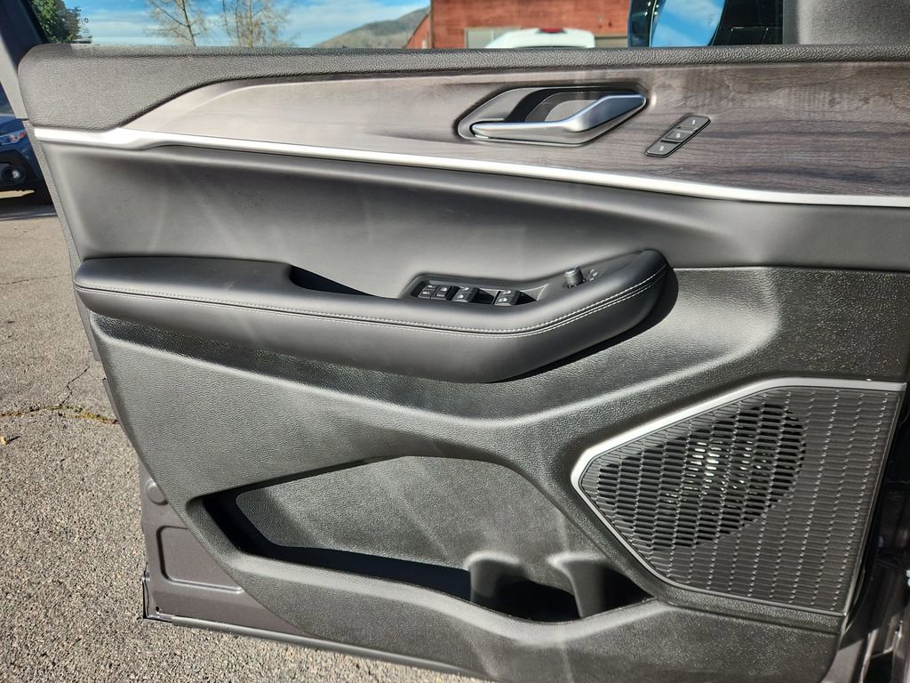 New 2025 Jeep Grand Cherokee Limited w/ Luxury Tech Group II image 10