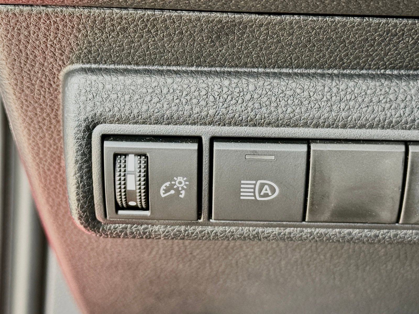 Used 2025 Toyota Corolla LE w/ LE Premium Package image 29