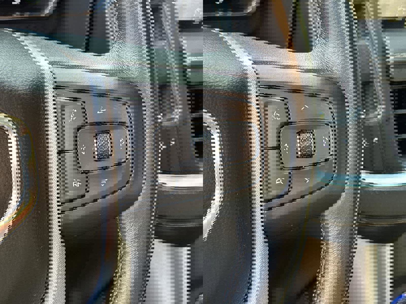 Used 2022 GMC Yukon XL SLT w/ SLT Luxury Package image 25