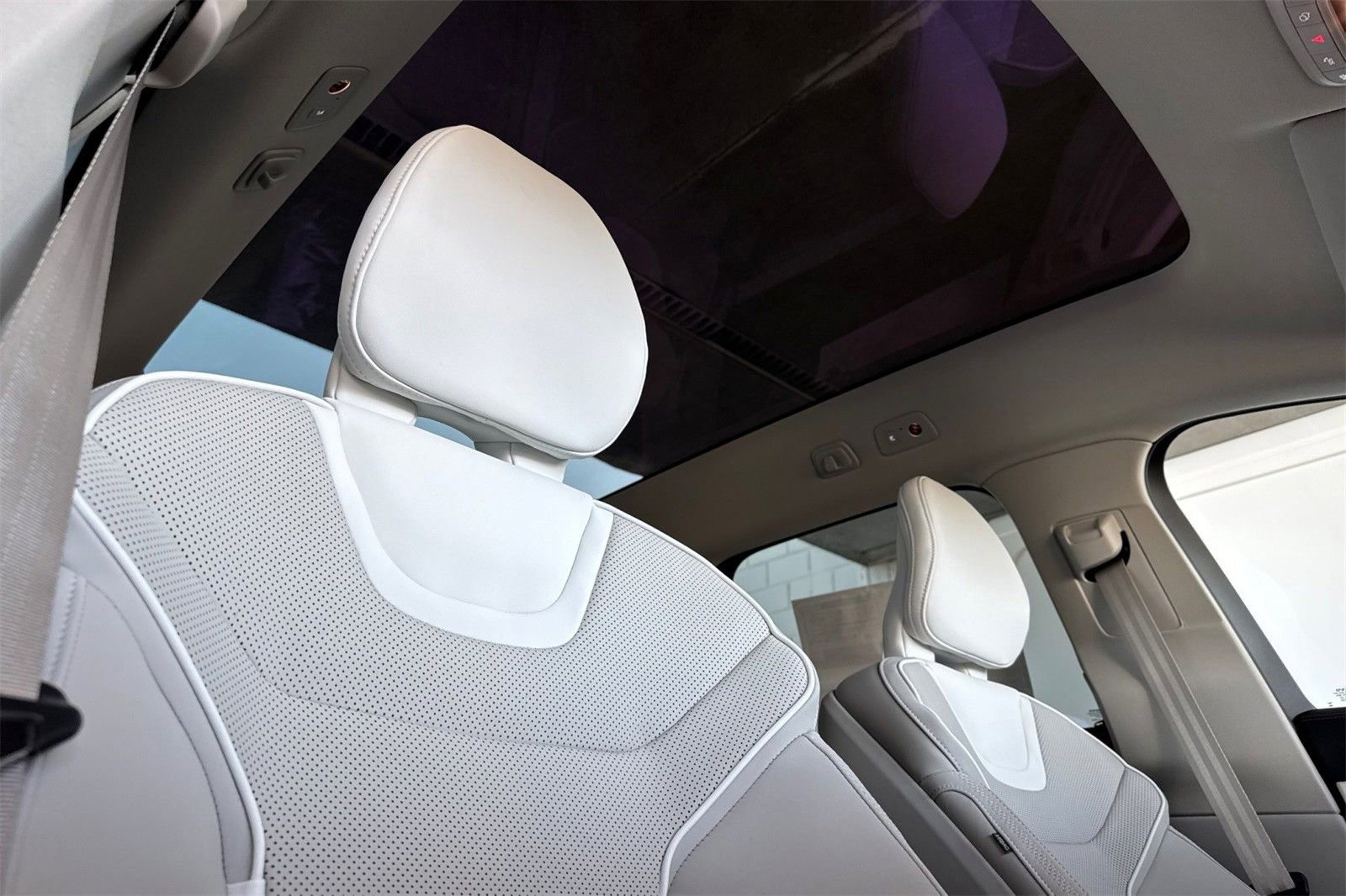 New 2025 Volvo EX90 Plus w/ Protection Package Premier image 17