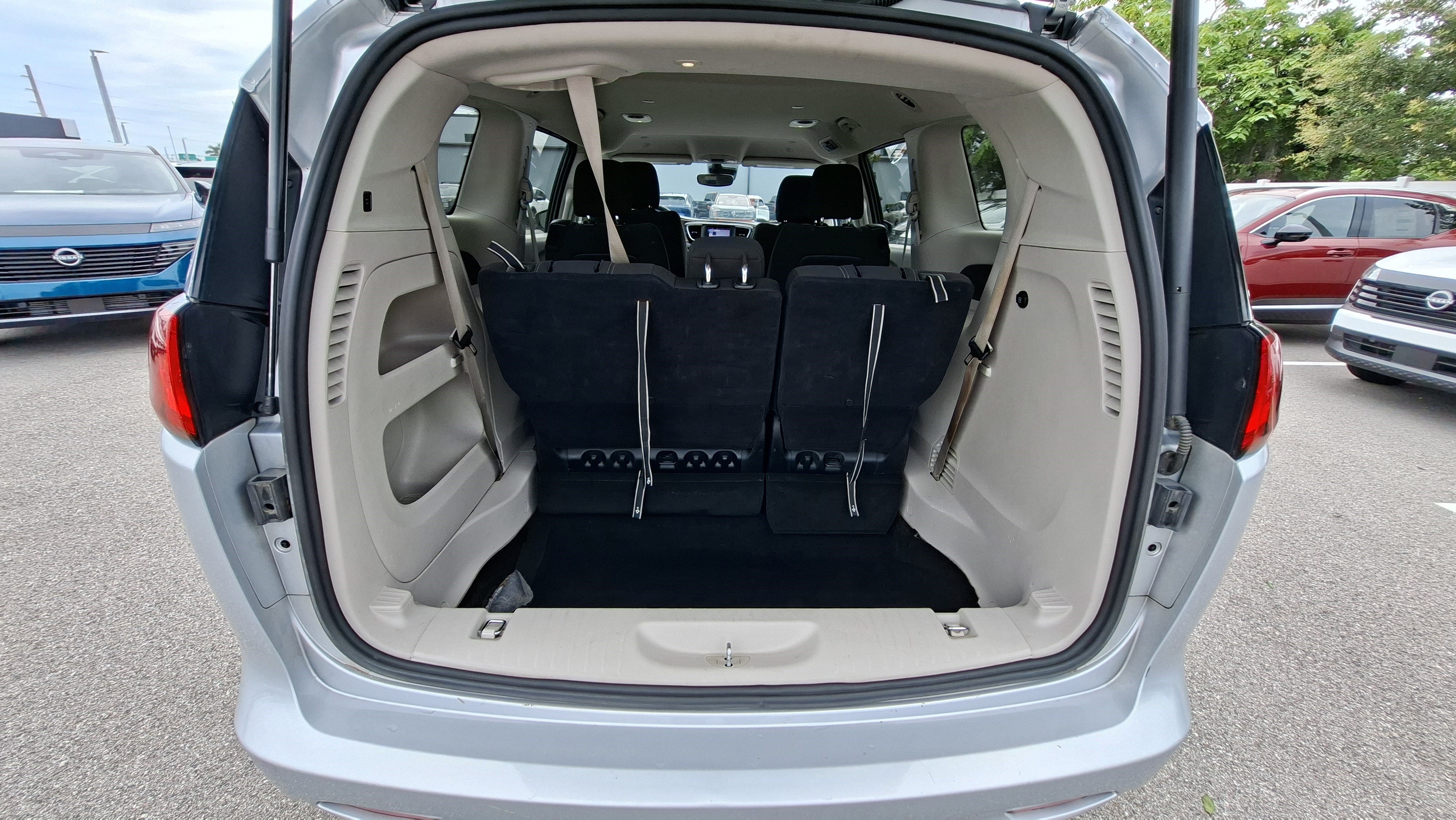 Used 2023 Chrysler Voyager LX FWD image 22
