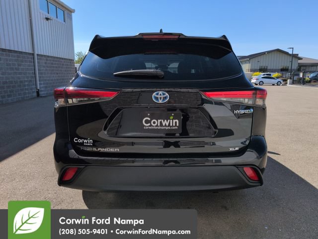 Used 2021 Toyota Highlander XLE AWD/4WD image 4