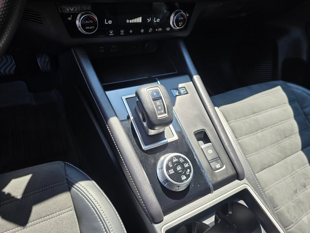 Used 2023 Mitsubishi Outlander 4WD Plug-In Hybrid image 23