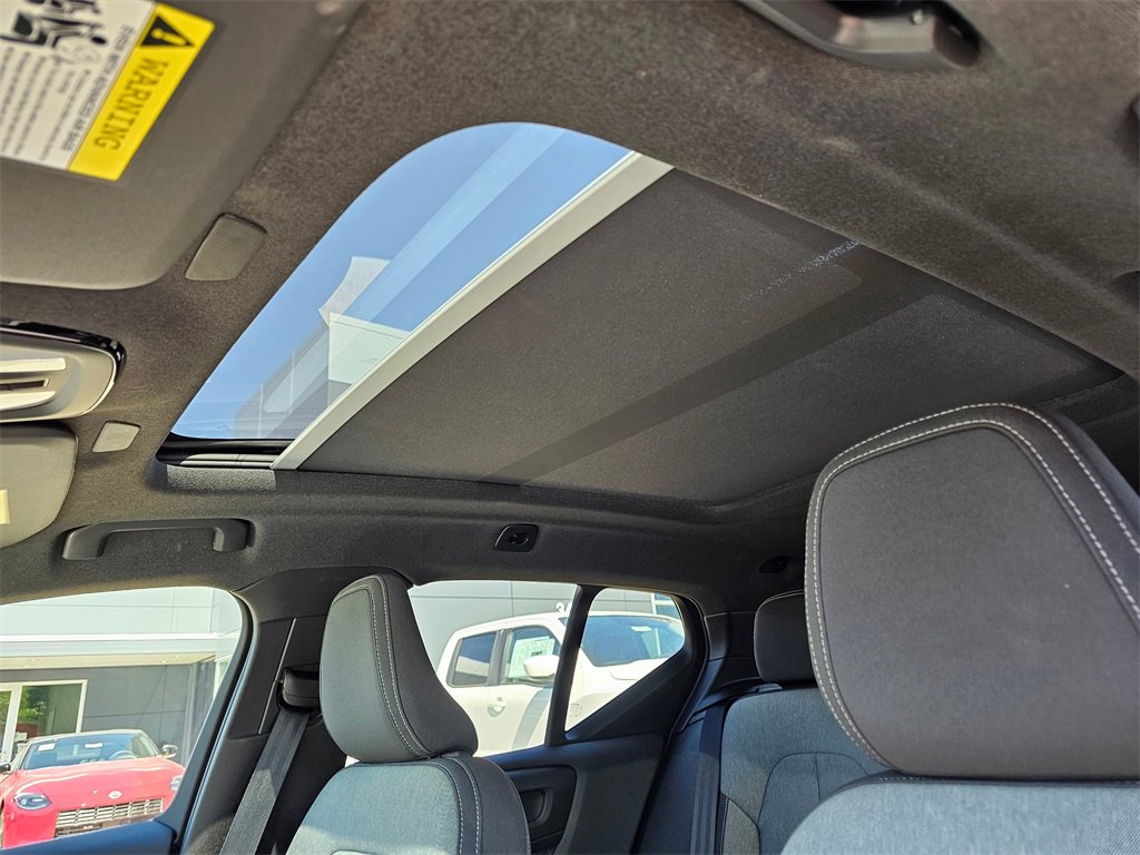 Used 2025 Volvo XC40 B5 Core image 18