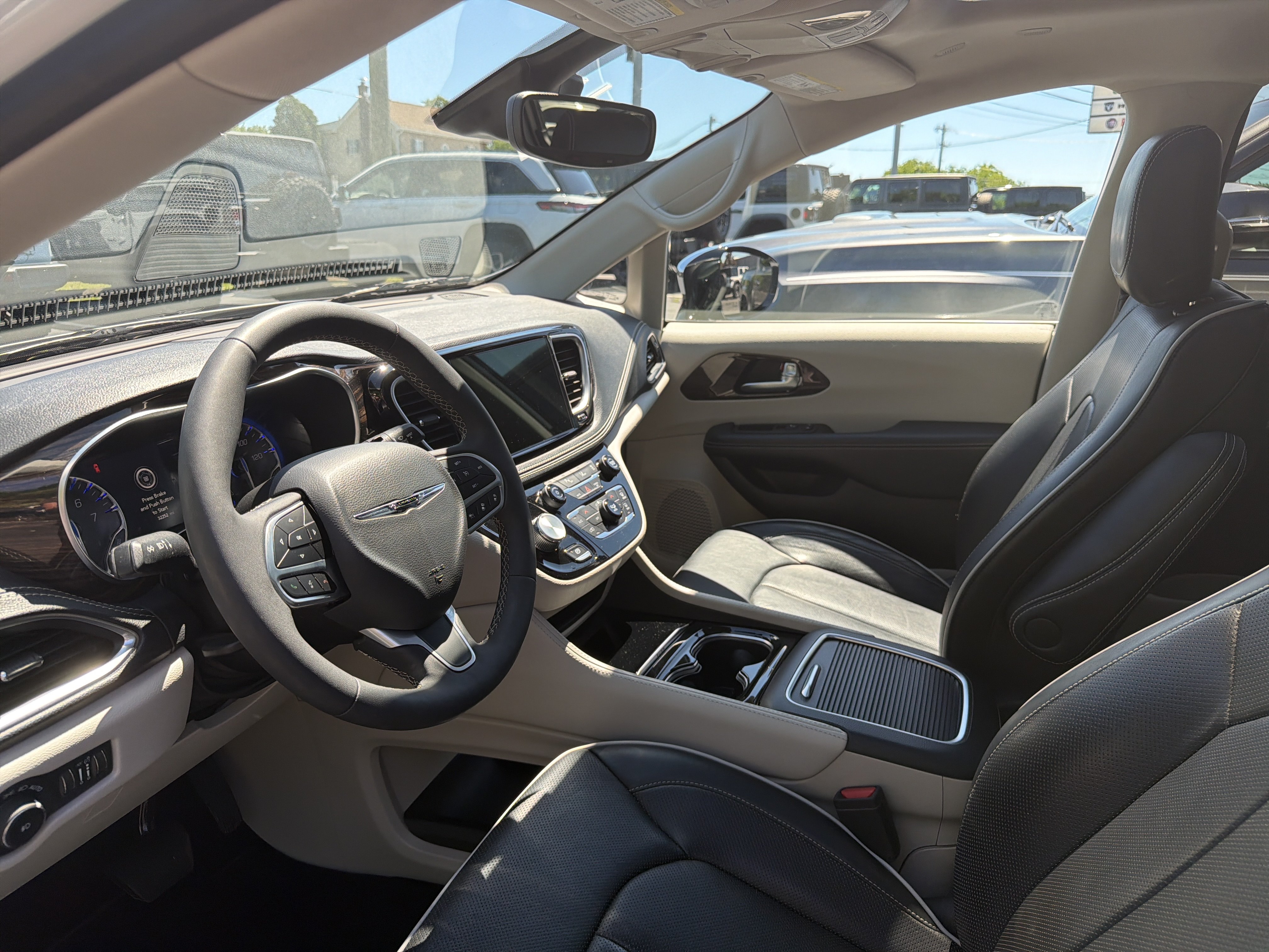 Used 2023 Chrysler Pacifica Limited FWD image 17