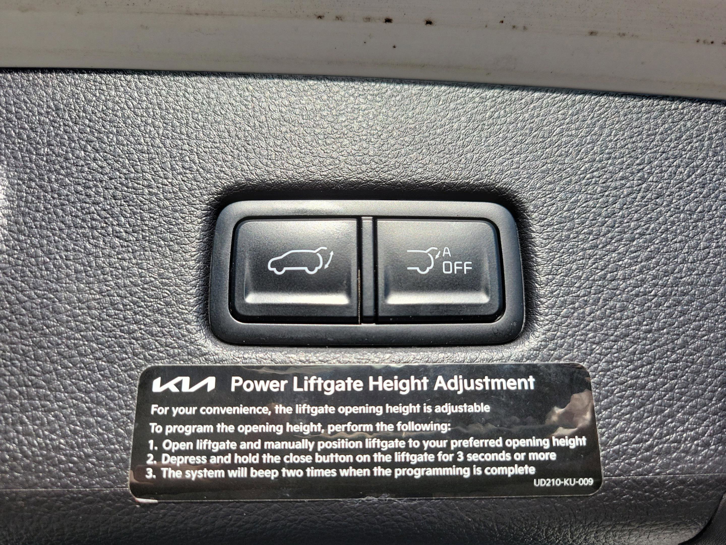 Used 2024 Kia Carnival EX image 12