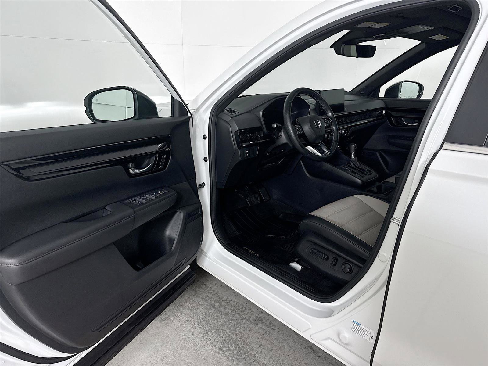 Used 2023 Honda CR-V Sport Touring image 3