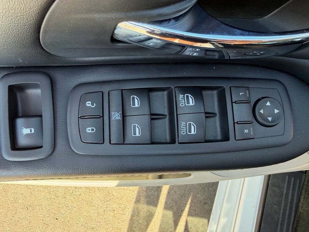 Used 2016 Dodge Grand Caravan SXT w/ UConnect Hands-Free Group FWD image 25