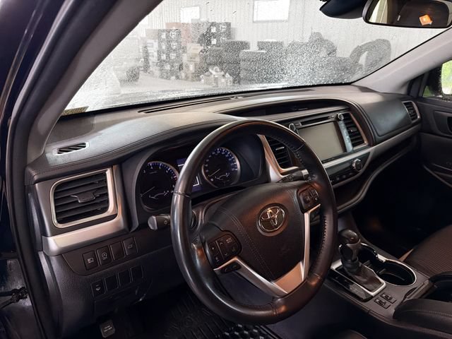 Used 2017 Toyota Highlander LE AWD/4WD image 8
