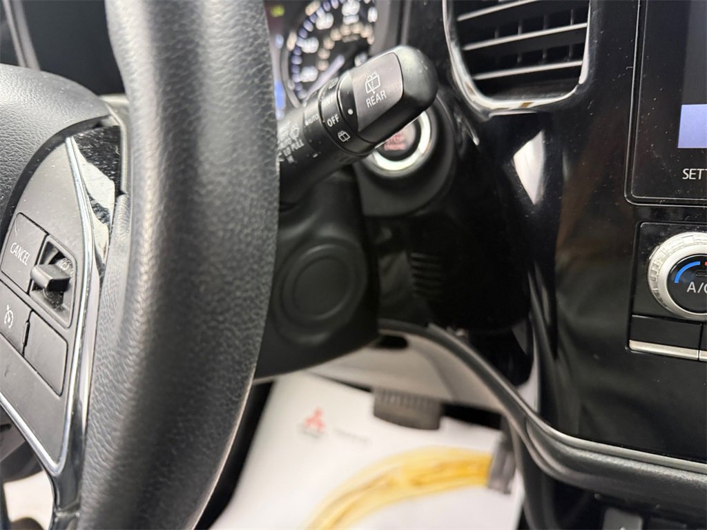 Used 2020 Mitsubishi Outlander SE image 29