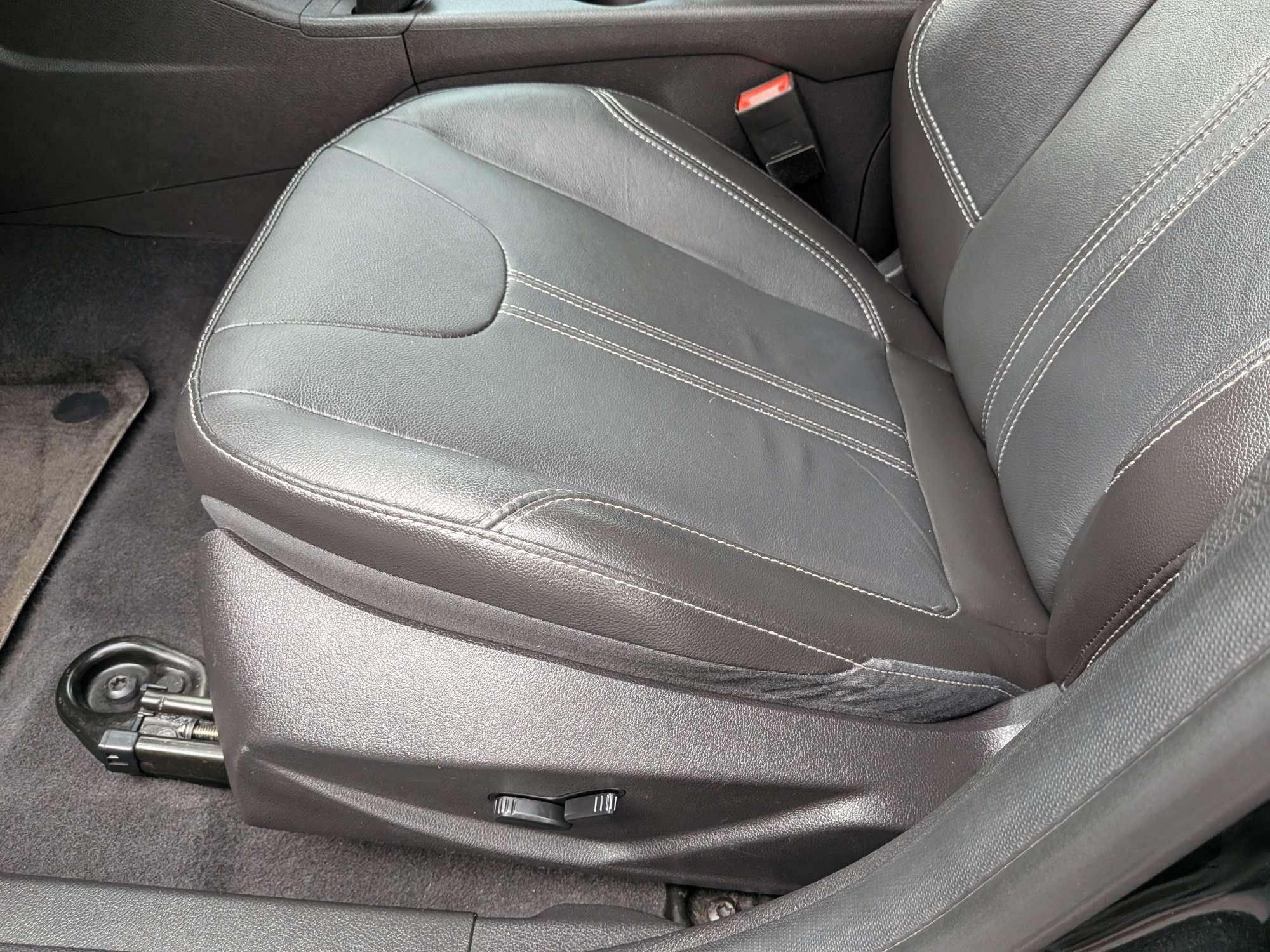 Used 2014 Ford Focus Titanium FWD image 21