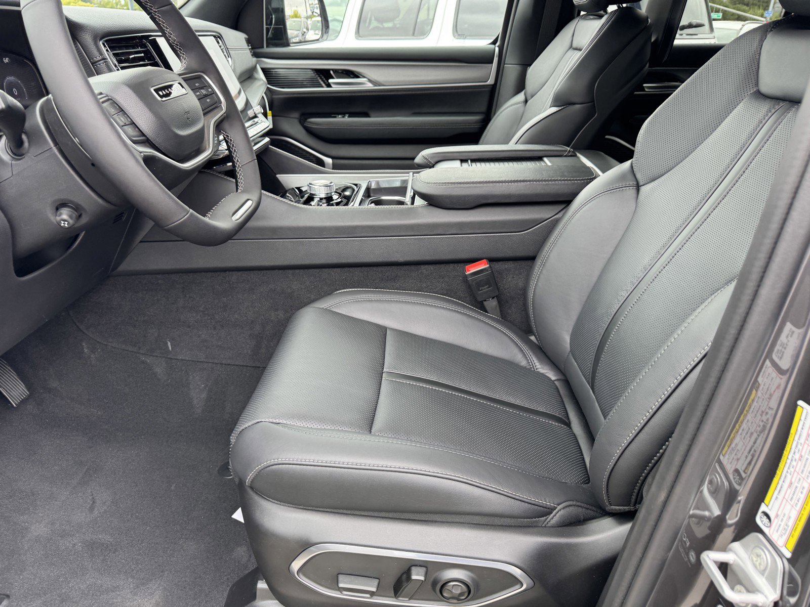 New 2025 Jeep Wagoneer L Series II w/ Premium Group I image 15