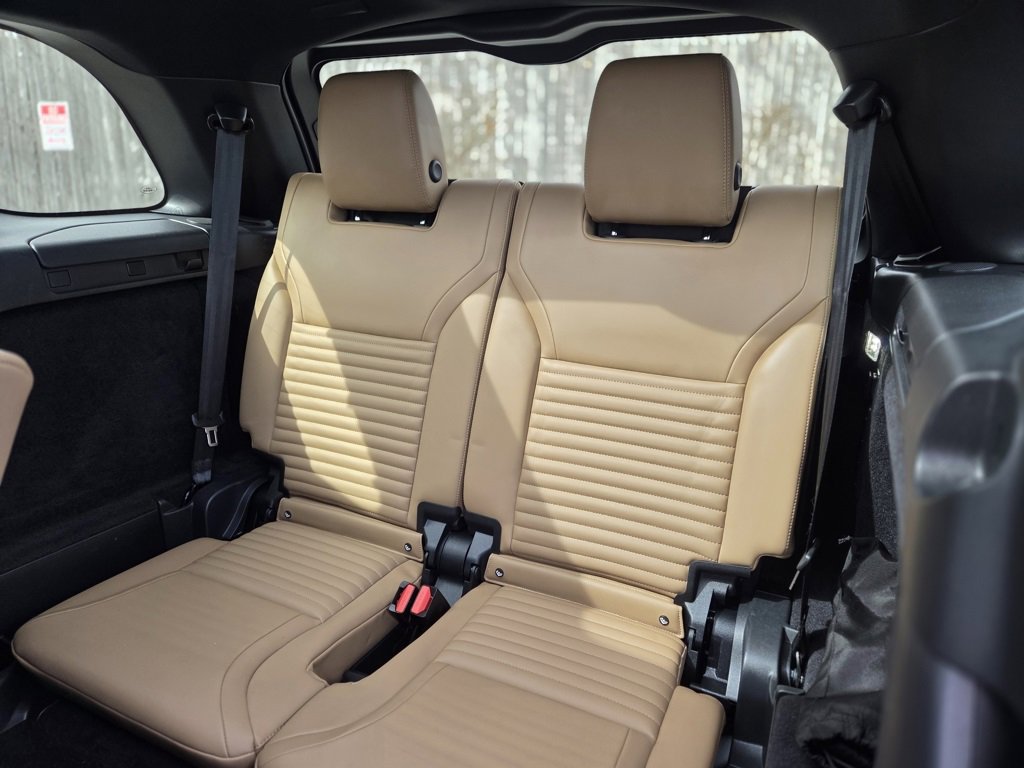 Used 2025 Land Rover Discovery Dynamic SE image 25