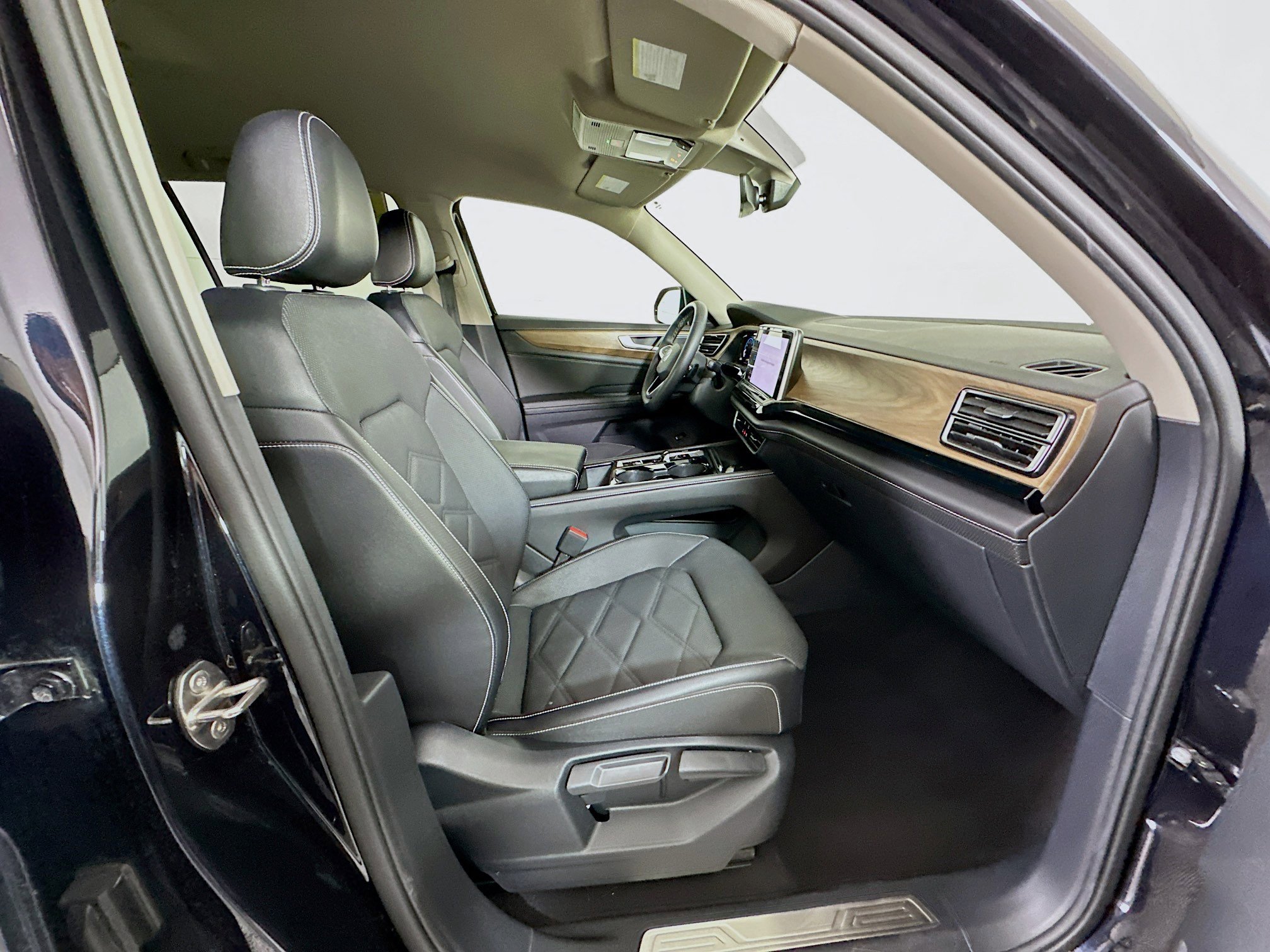 Used 2024 Volkswagen Atlas SE image 33