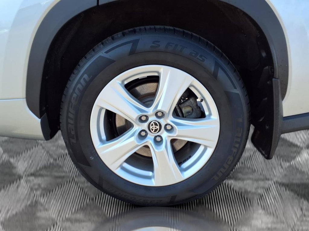 Used 2023 Toyota Highlander L image 21