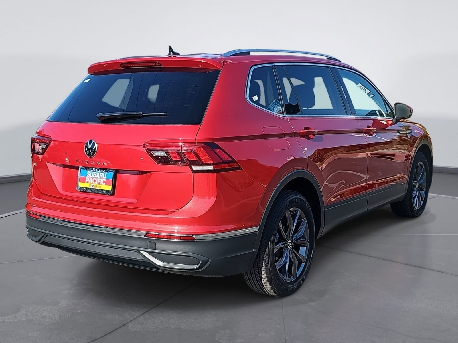 Used 2024 Volkswagen Tiguan SE w/ Panoramic Sunroof Package image 3