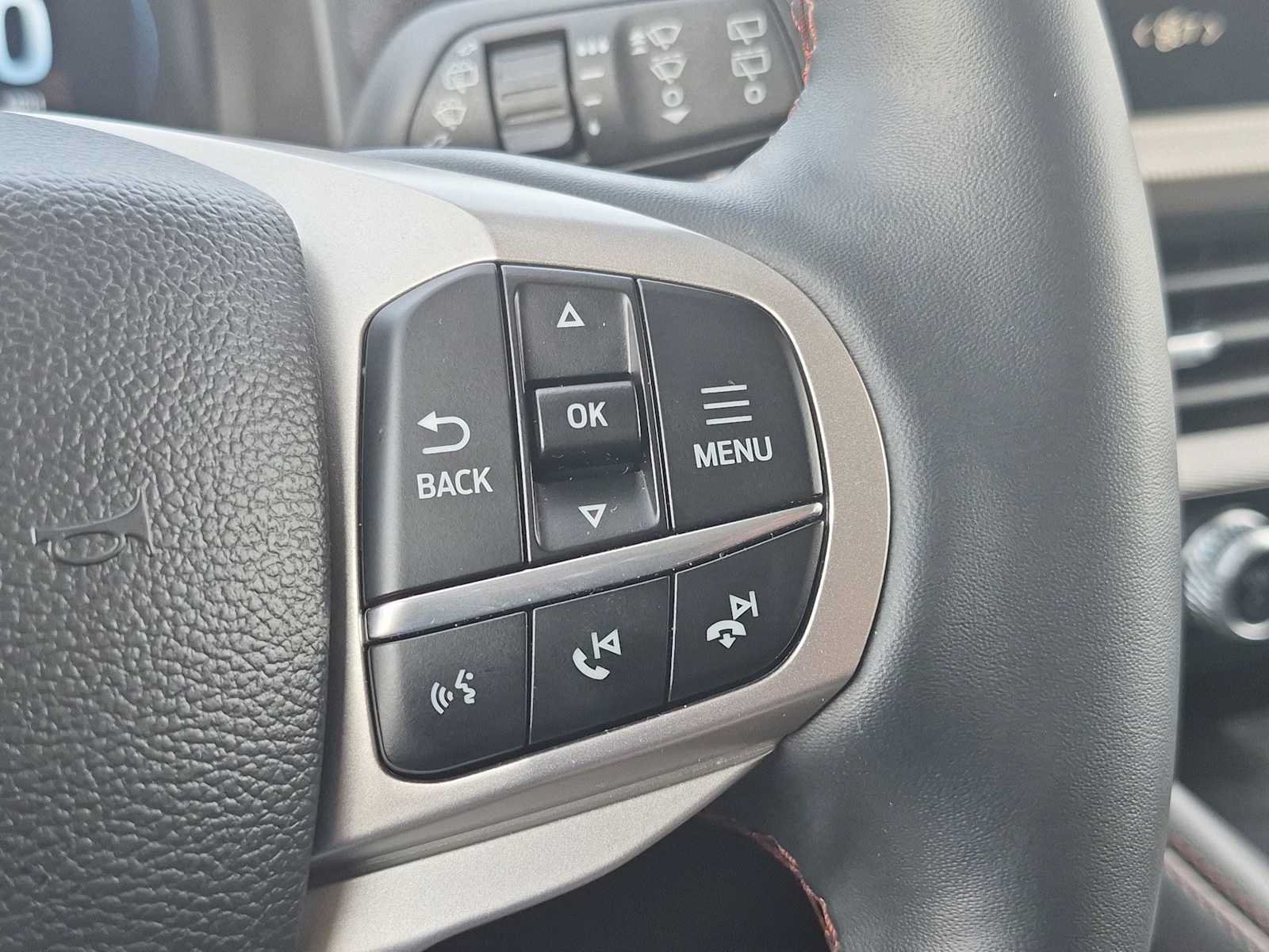 Used 2025 Ford Explorer Active AWD/4WD image 24