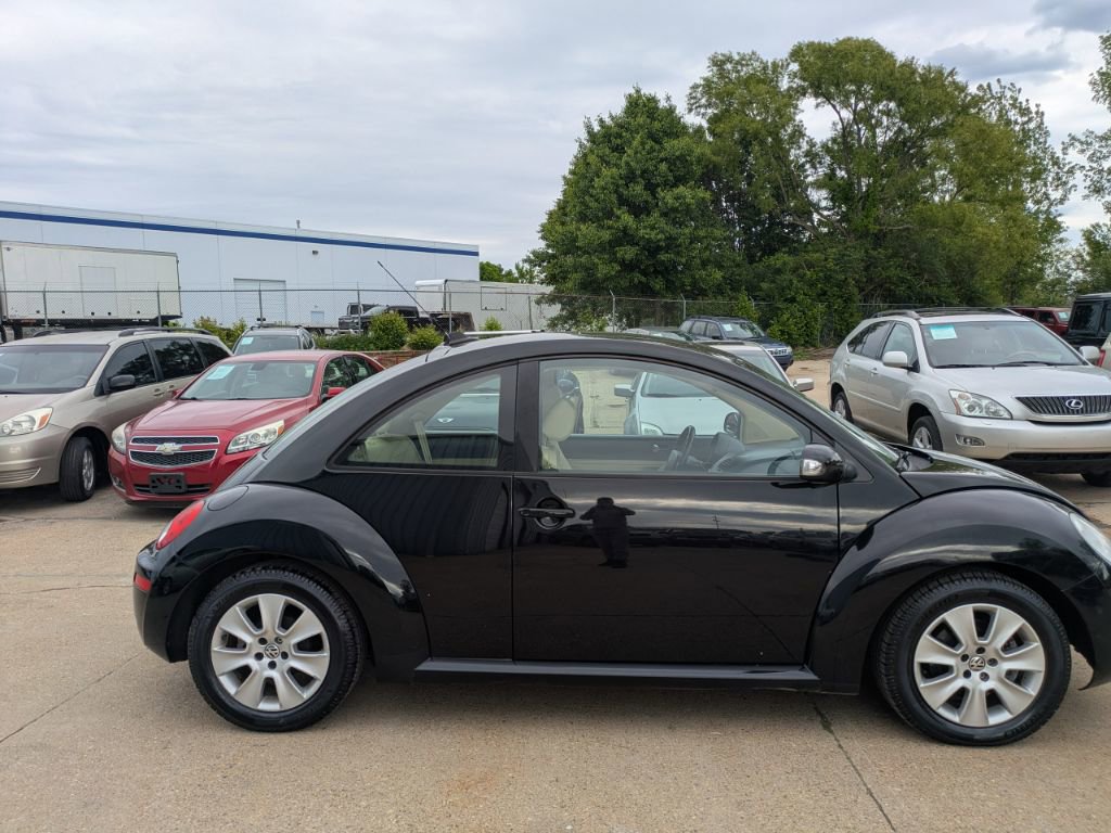 Used 2009 Volkswagen Beetle Coupe FWD image 2