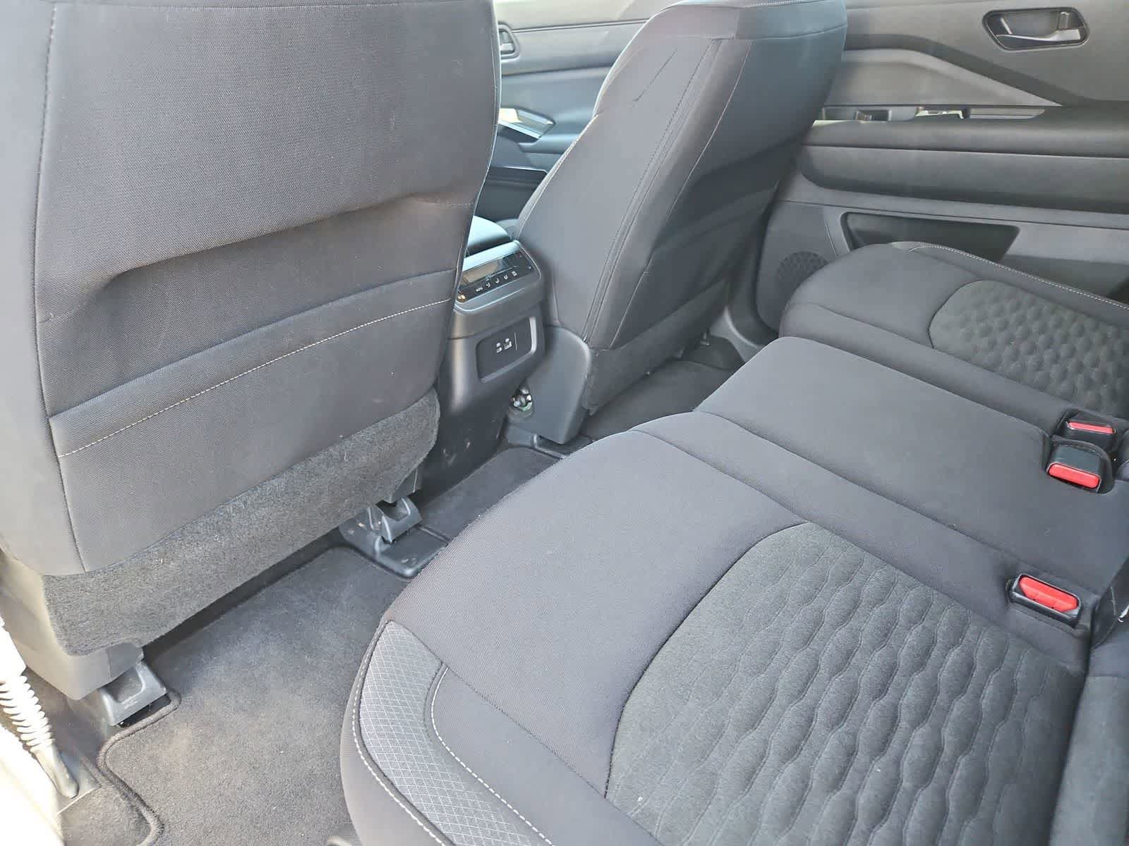 Used 2024 Nissan Pathfinder SV image 19