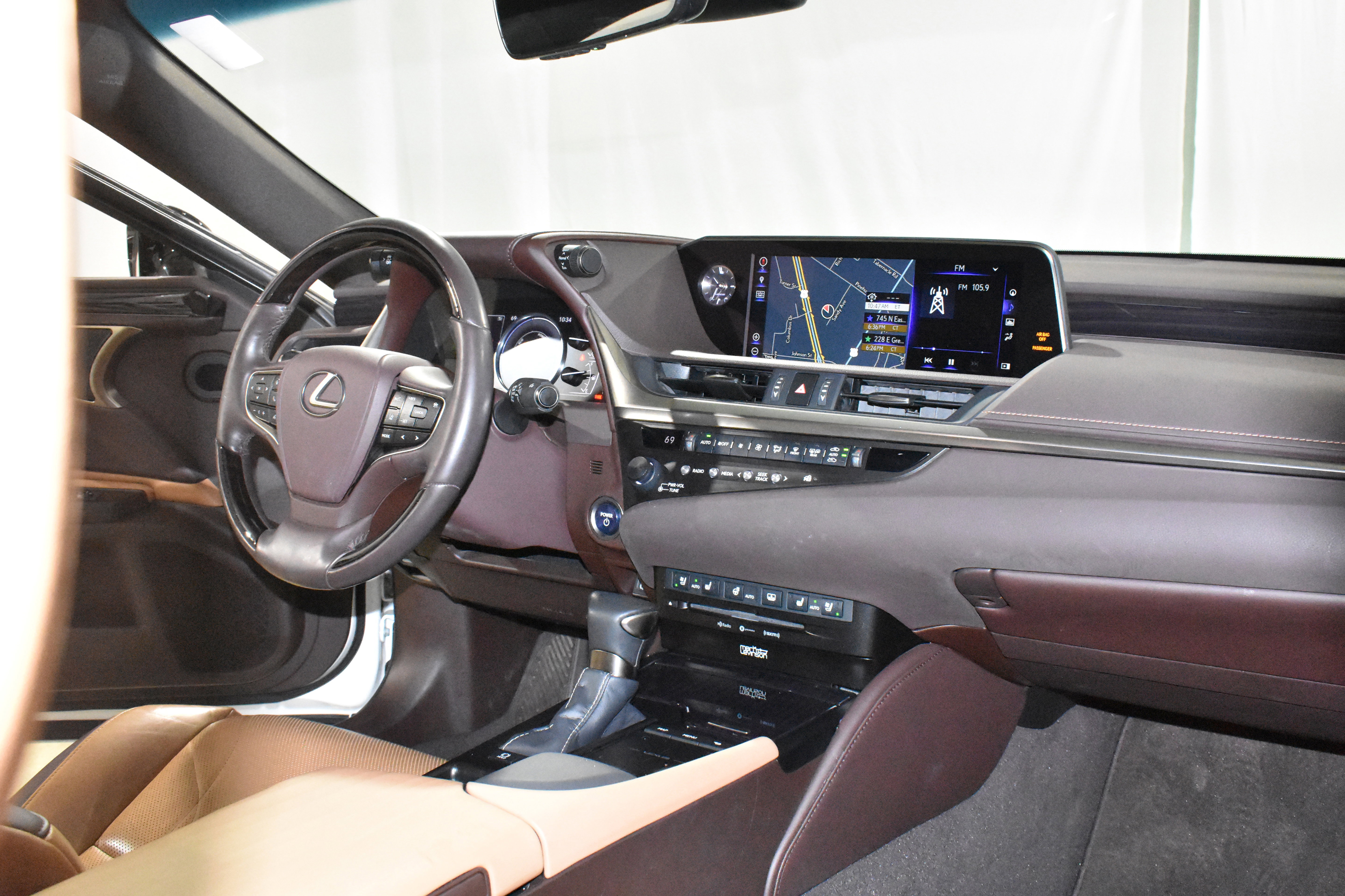 Used 2019 Lexus ES 300h Ultra Luxury w/ Accessory Package FWD image 29