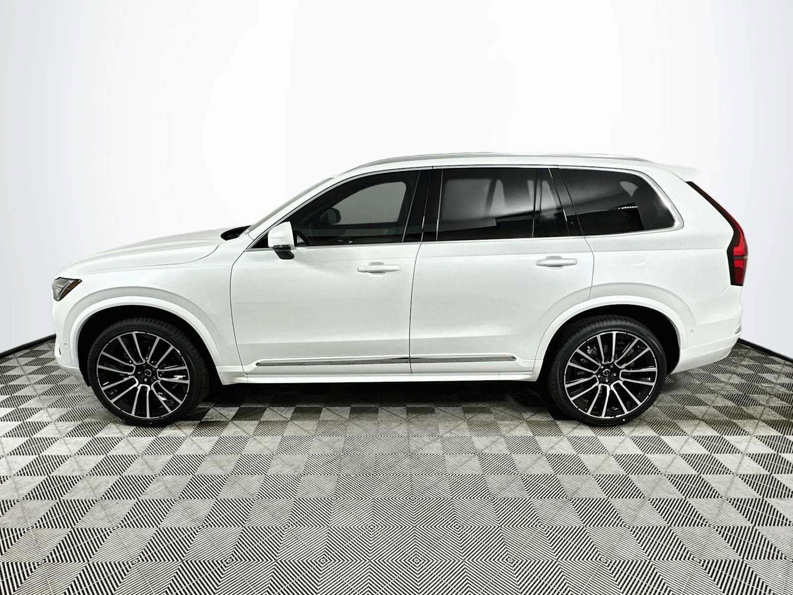 New 2026 Volvo XC90 B6 Plus w/ Protection Package Premier AWD/4WD image 4