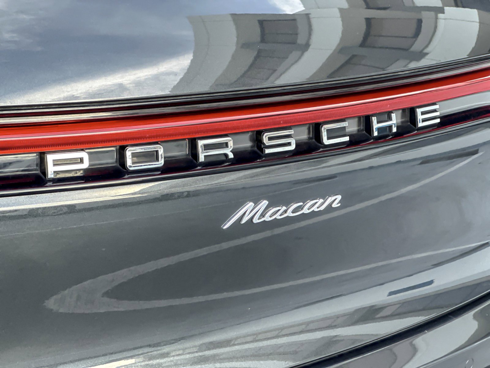 Used 2024 Porsche Macan w/ Premium Plus Package image 27