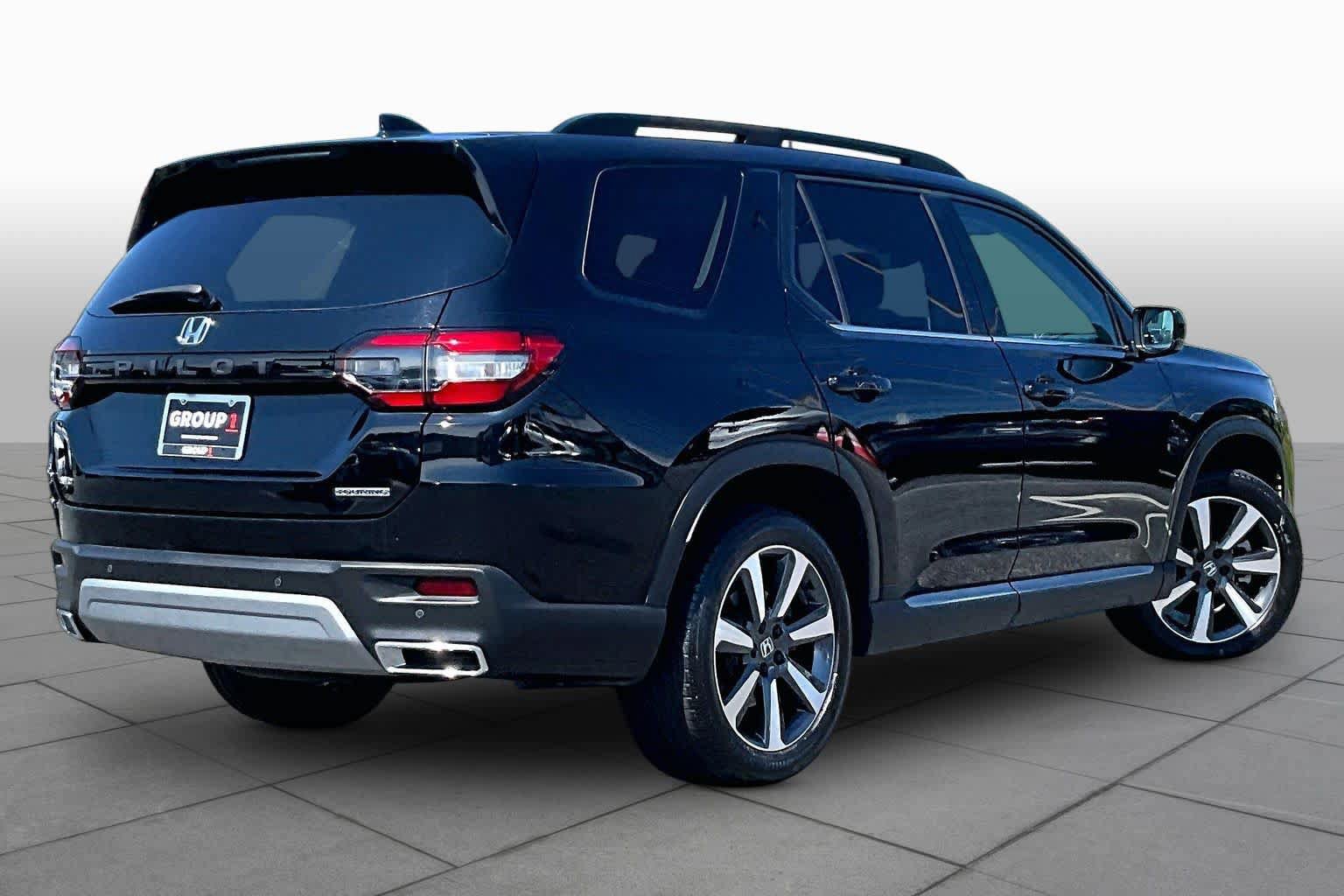 Used 2024 Honda Pilot Touring image 13
