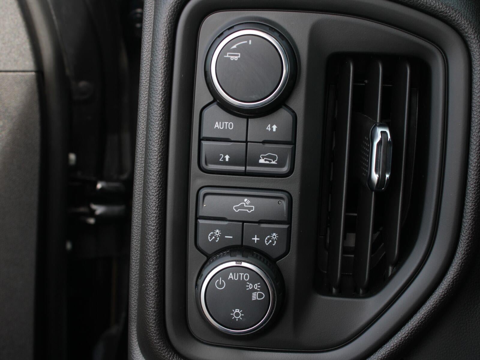 Used 2025 Chevrolet Silverado 1500 Custom AWD/4WD image 8