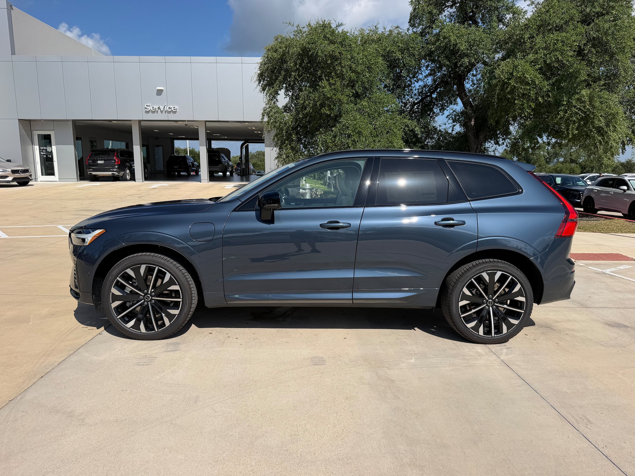 New 2026 Volvo XC60 T8 Ultra w/ Protection Package Premier AWD/4WD image 3