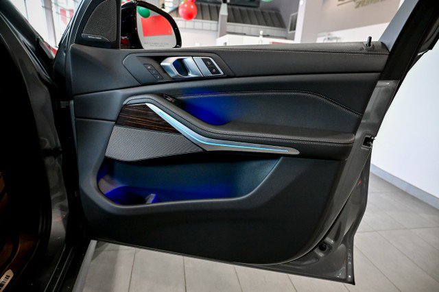 Used 2024 BMW X7 xDrive40i w/ M Sport Package image 29
