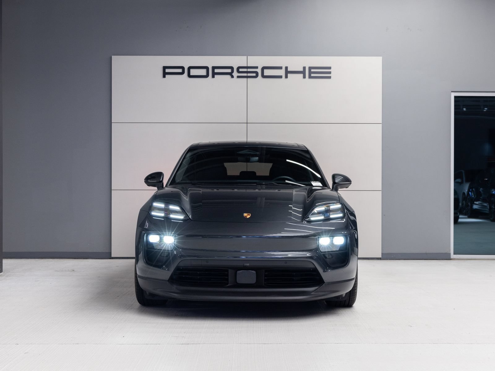 Certified 2025 Porsche Macan Electric RWD image 10