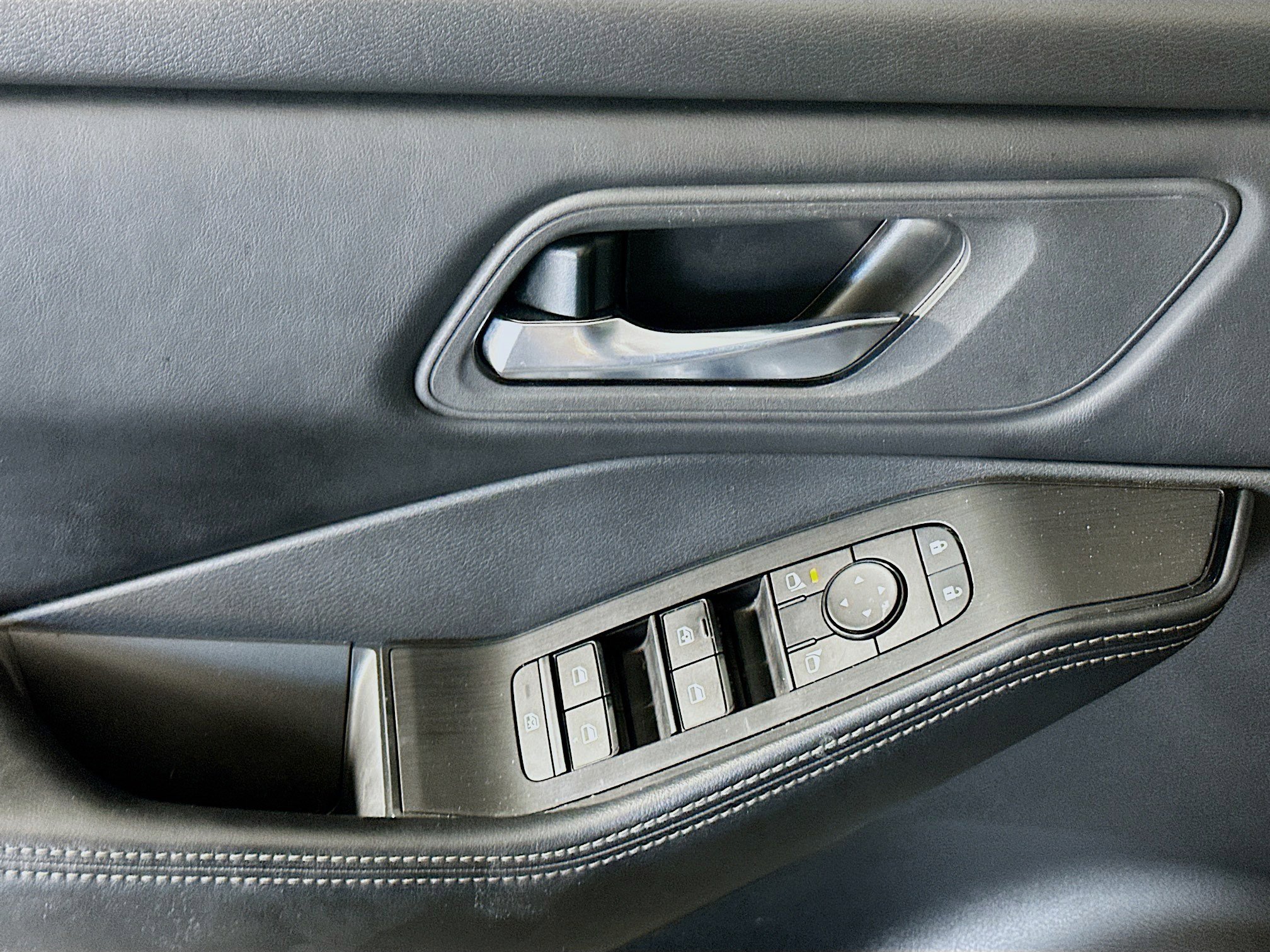 Used 2024 Nissan Rogue SV image 15